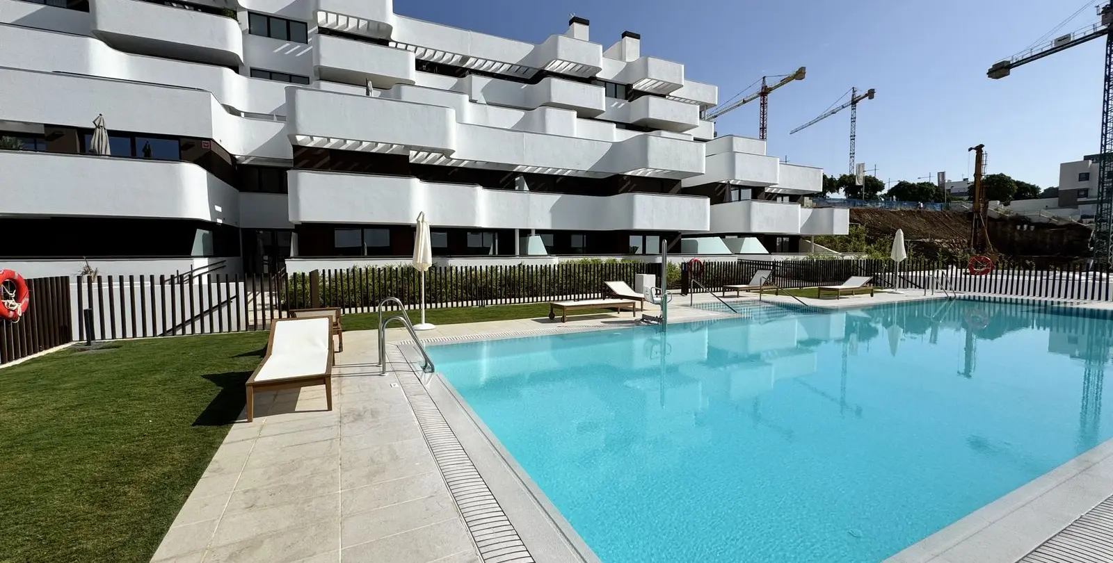 Sale of ground floor apartment in Estepona 1