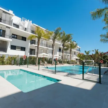 Sale of middle floor apartment in Estepona