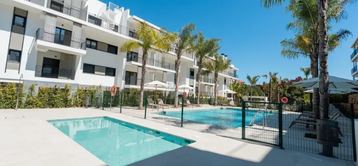 Sale of middle floor apartment in Estepona 1