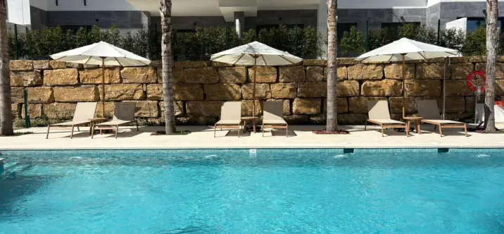 Sale of middle floor apartment in Estepona 2