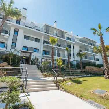 Sale of middle floor apartment in Estepona