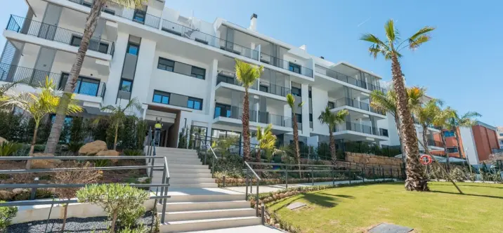 Sale of middle floor apartment in Estepona 3