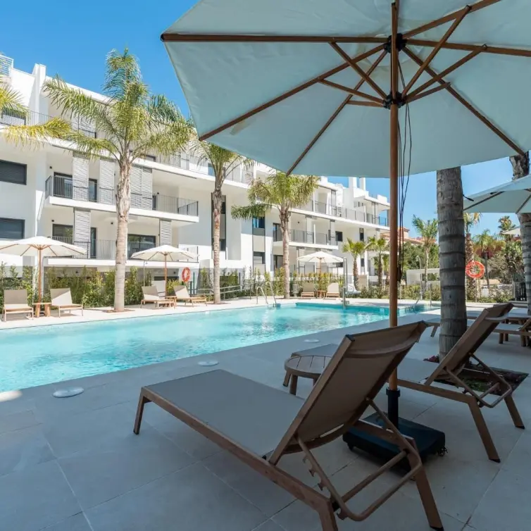 Venta de apartamento en planta media en Estepona