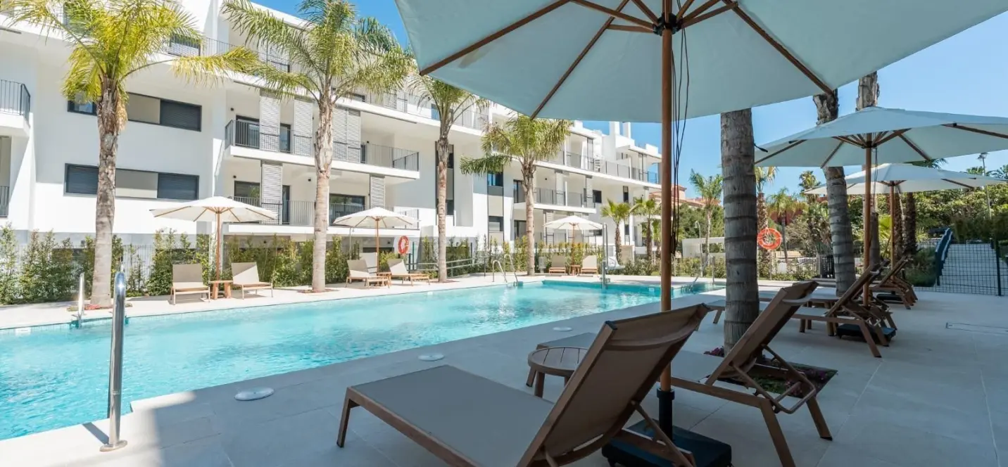 Venta de apartamento en planta media en Estepona 0