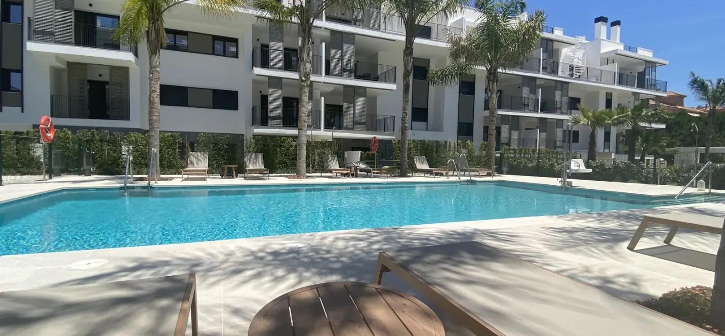 Venta de apartamento en planta media en Estepona 1