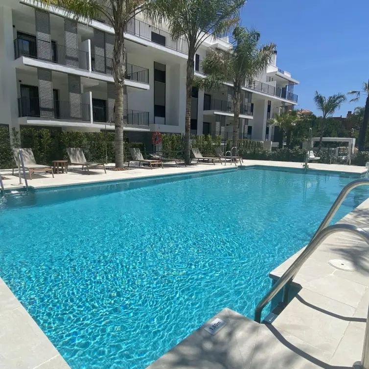 Venta de apartamento en planta media en Estepona
