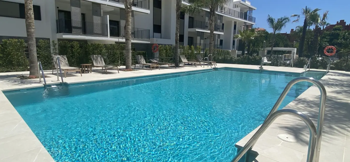 Venta de apartamento en planta media en Estepona 2