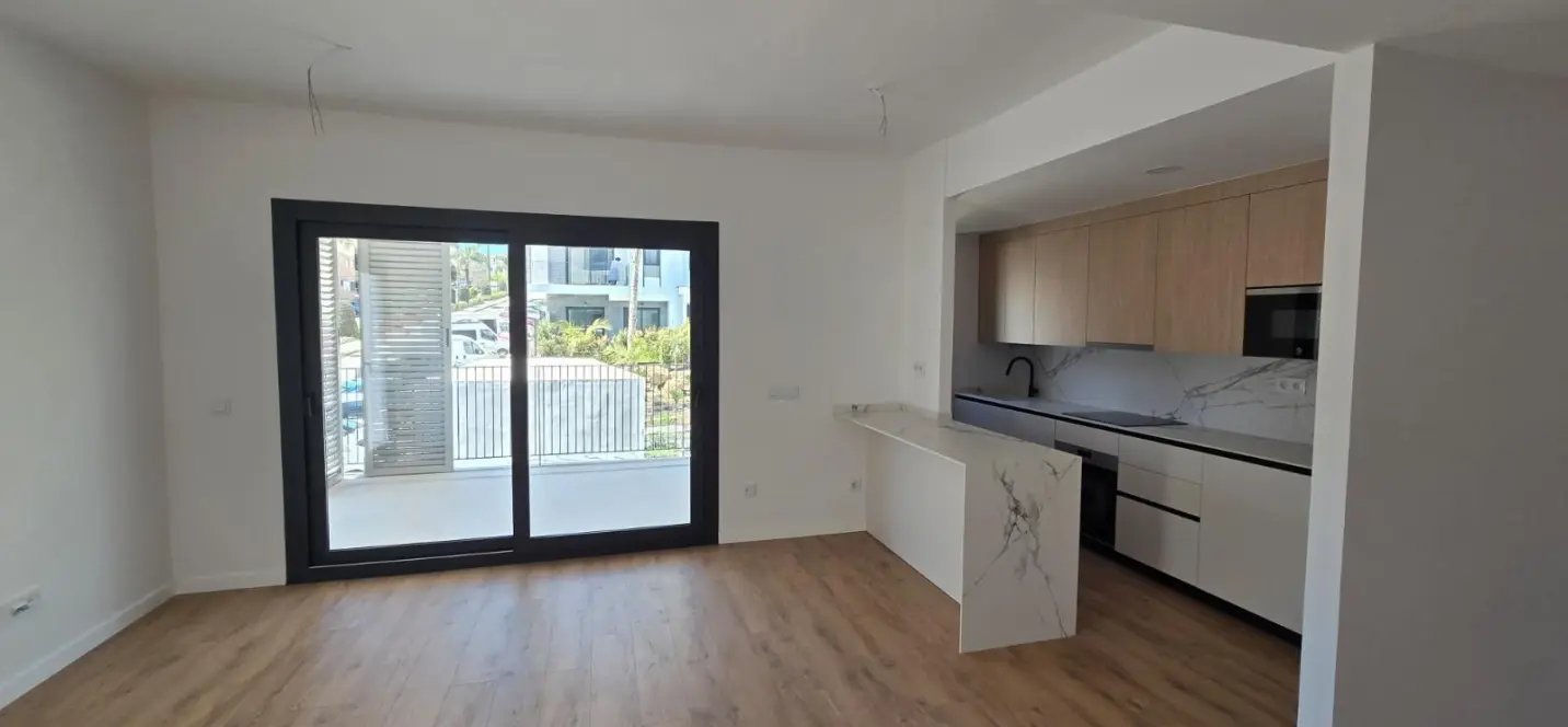 Venta de apartamento en planta media en Estepona 3