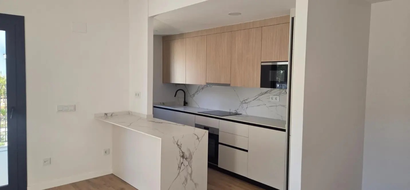 Venta de apartamento en planta media en Estepona 4