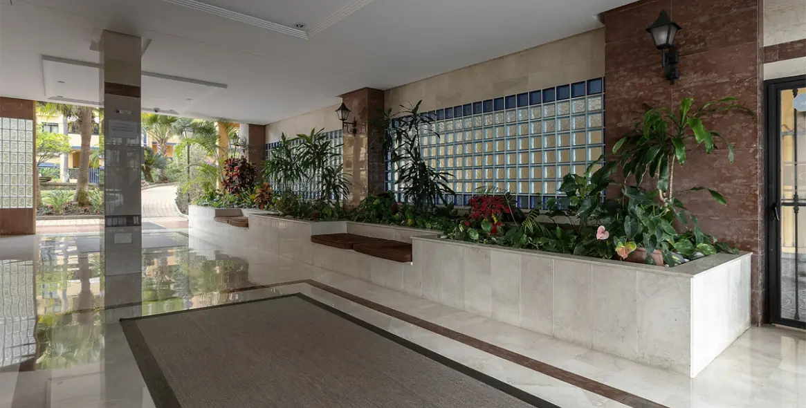 Sale of middle floor apartment in San Pedro de Alcántara 29