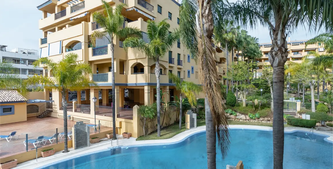 Sale of middle floor apartment in San Pedro de Alcántara 33