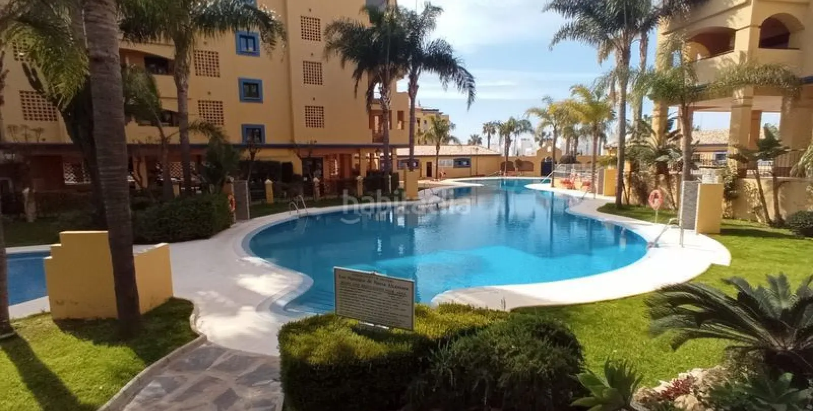 Sale of middle floor apartment in San Pedro de Alcántara 2