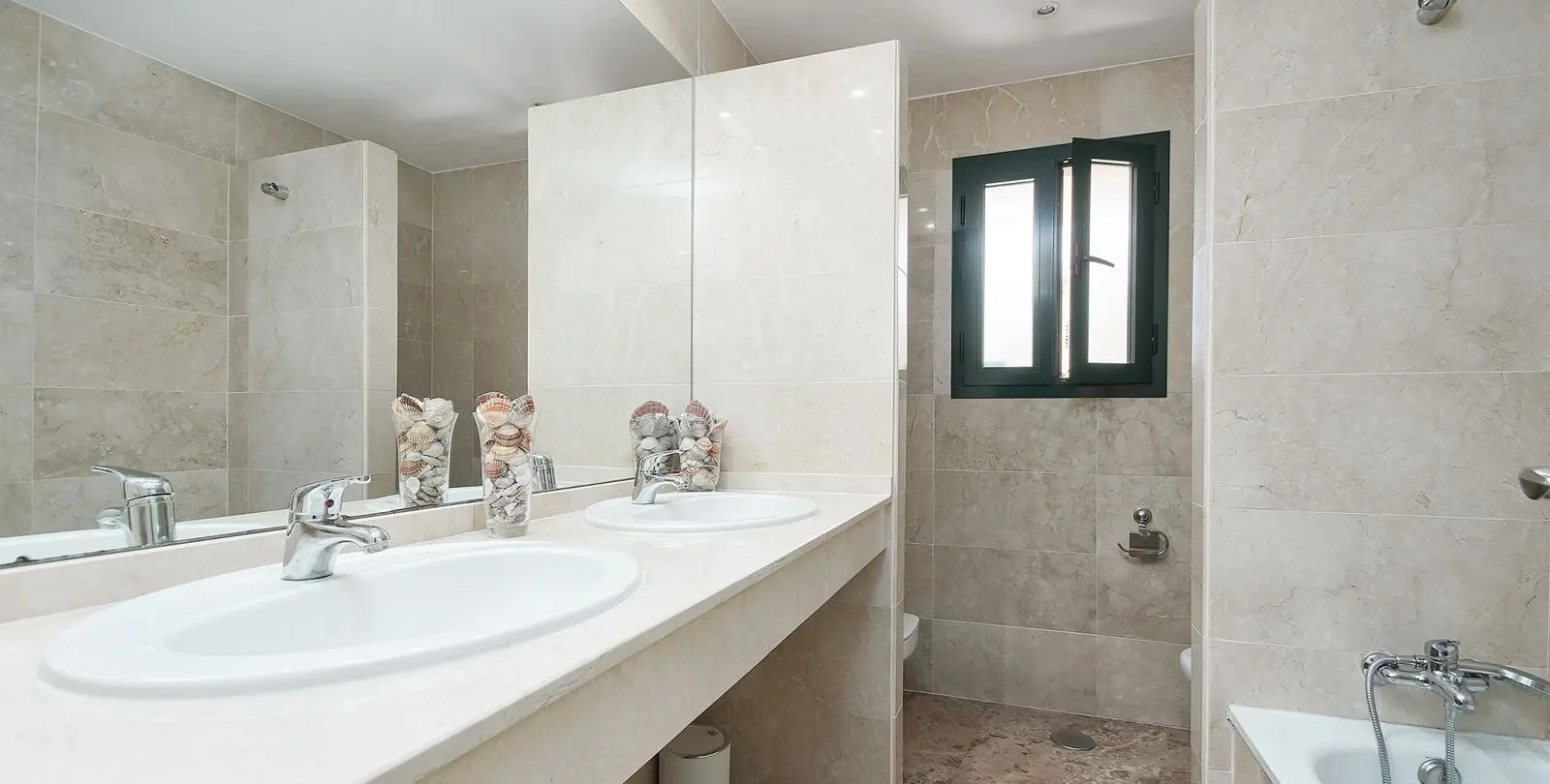Sale of middle floor apartment in San Pedro de Alcántara 18