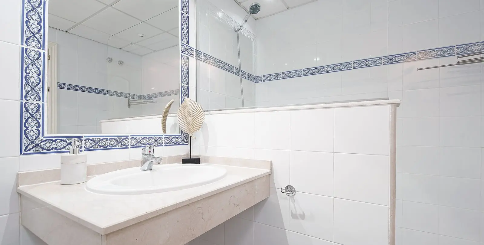 Sale of middle floor apartment in San Pedro de Alcántara 19