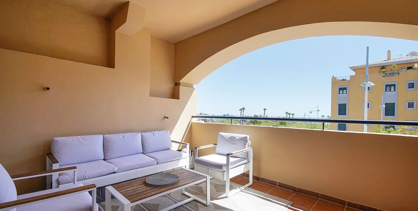 Sale of middle floor apartment in San Pedro de Alcántara 22