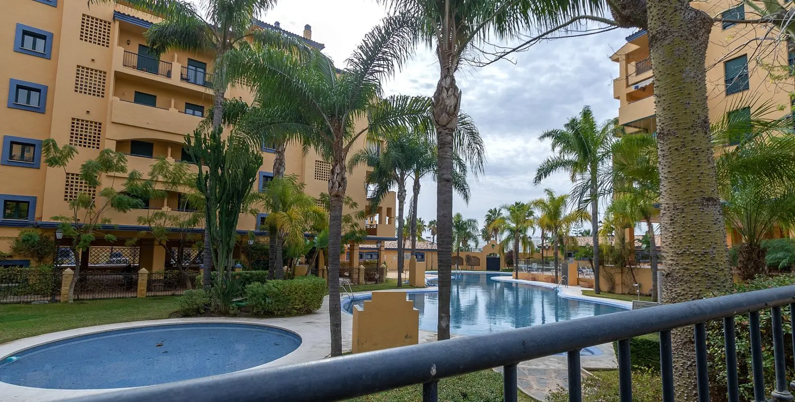 Sale of middle floor apartment in San Pedro de Alcántara 30