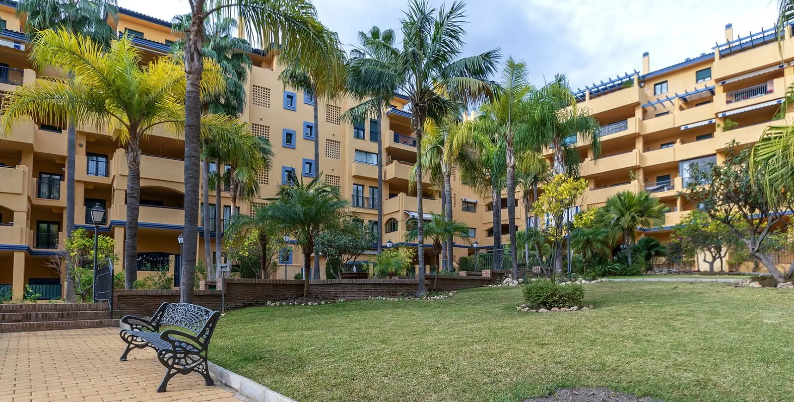 Sale of middle floor apartment in San Pedro de Alcántara 32