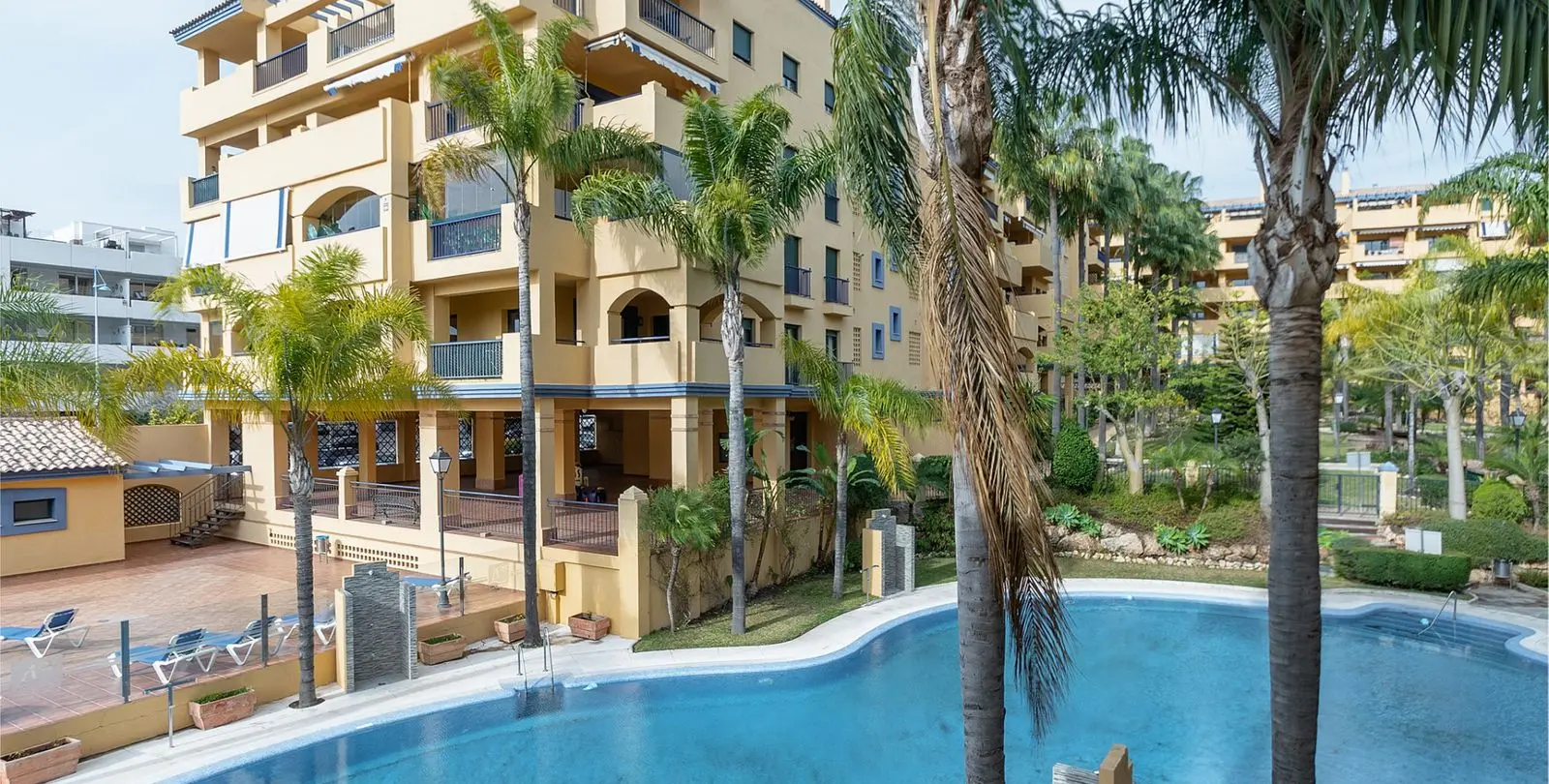 Sale of middle floor apartment in San Pedro de Alcántara 33