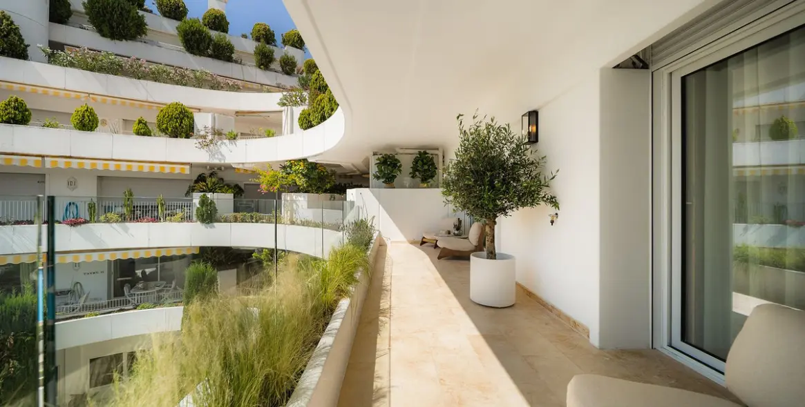 Sale of middle floor apartment in Marbella 43