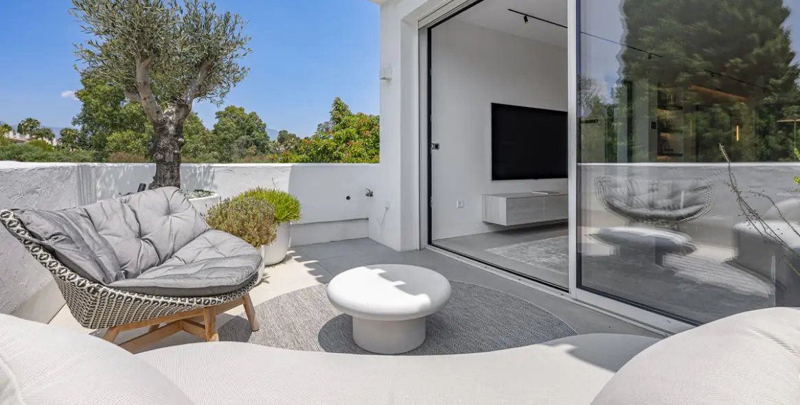 Sale of penthouse duplex in Puerto Banús 28