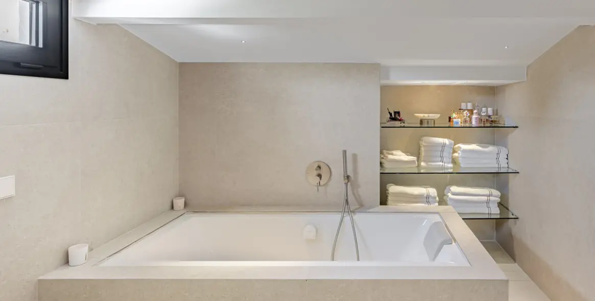 Sale of penthouse duplex in Puerto Banús 52