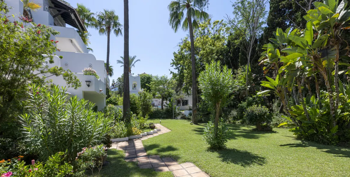 Sale of penthouse duplex in Puerto Banús 58