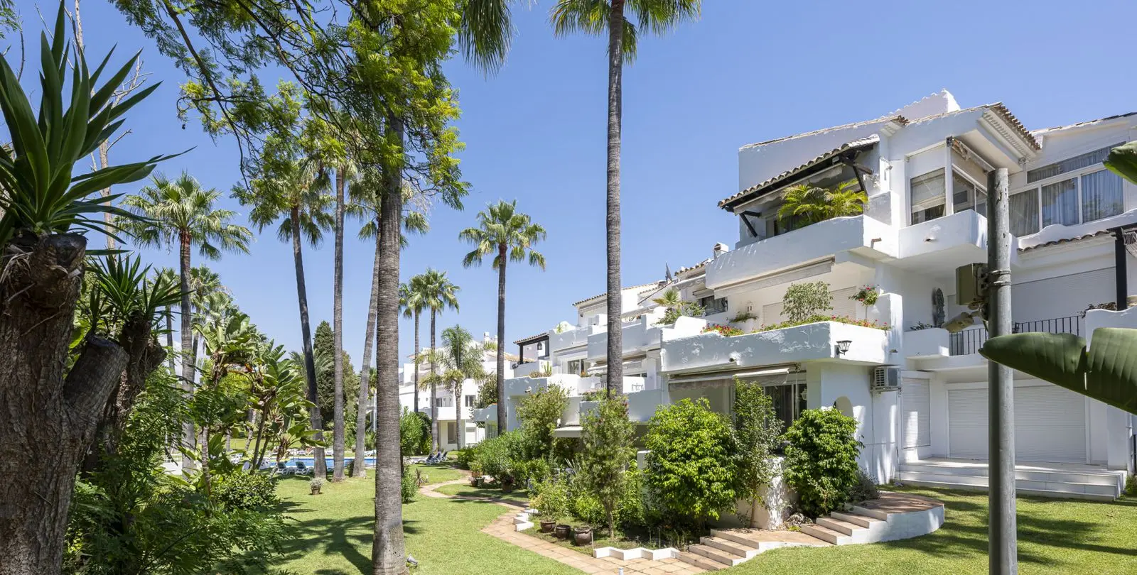 Sale of penthouse duplex in Puerto Banús 1