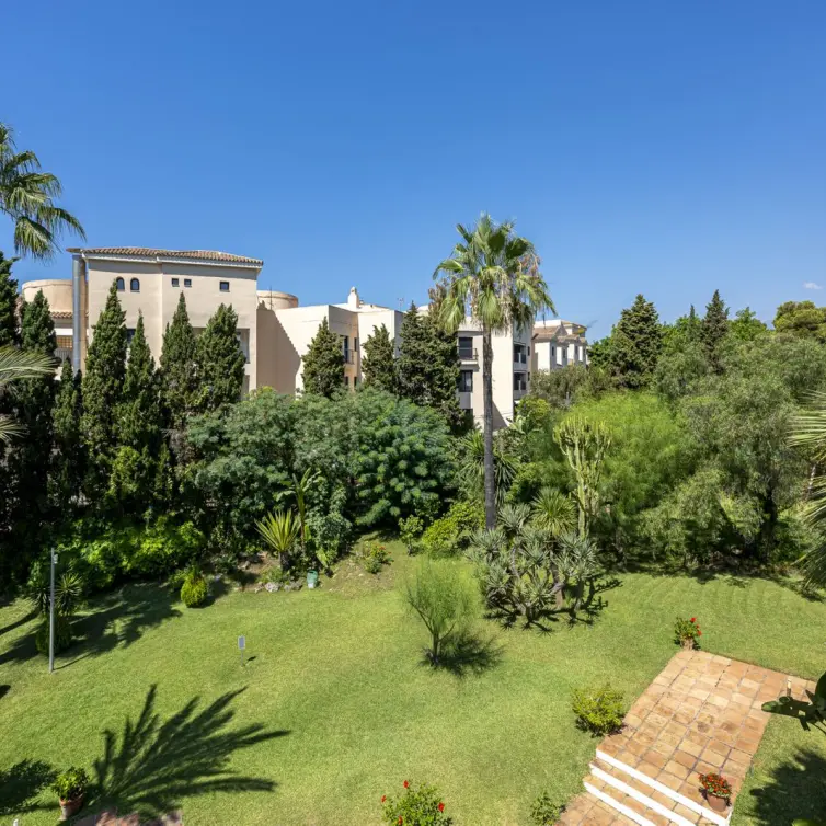 Продажа двухуровневого пентхауса в Puerto Banús