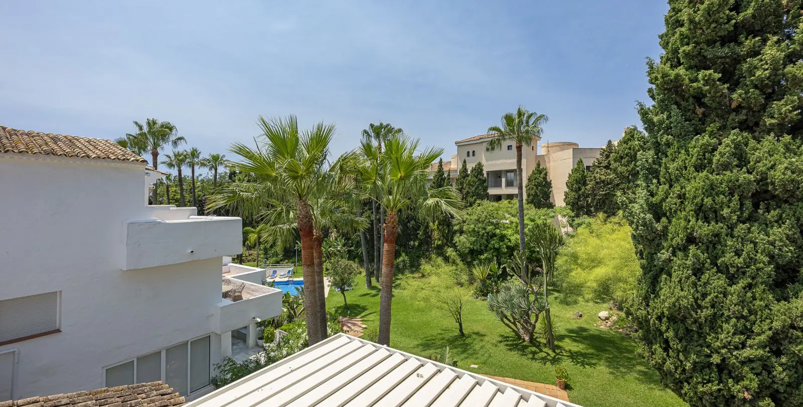 Sale of penthouse duplex in Puerto Banús 24