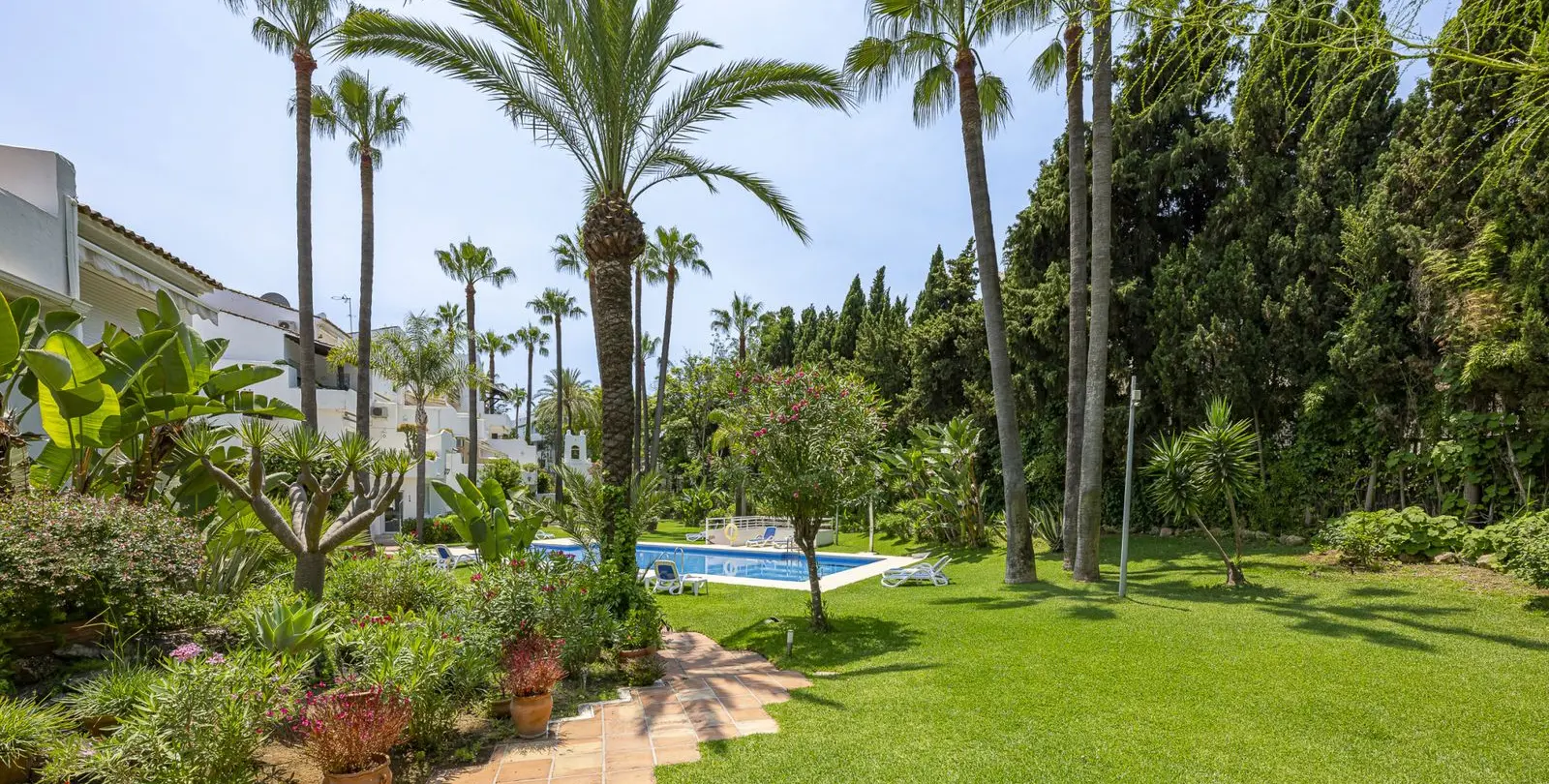 Sale of penthouse duplex in Puerto Banús 26