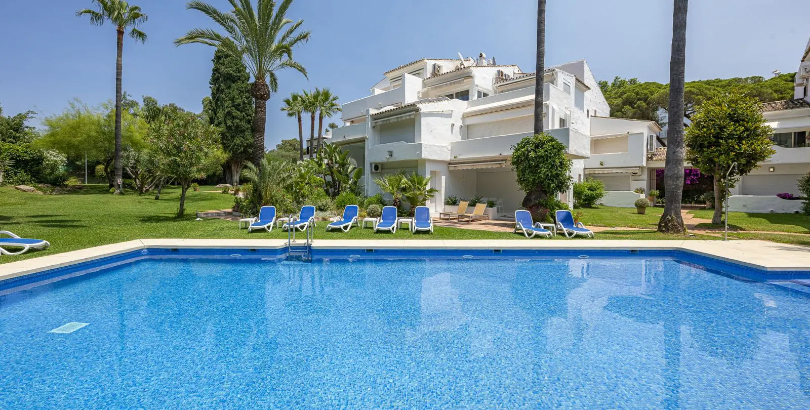 Sale of penthouse duplex in Puerto Banús 27