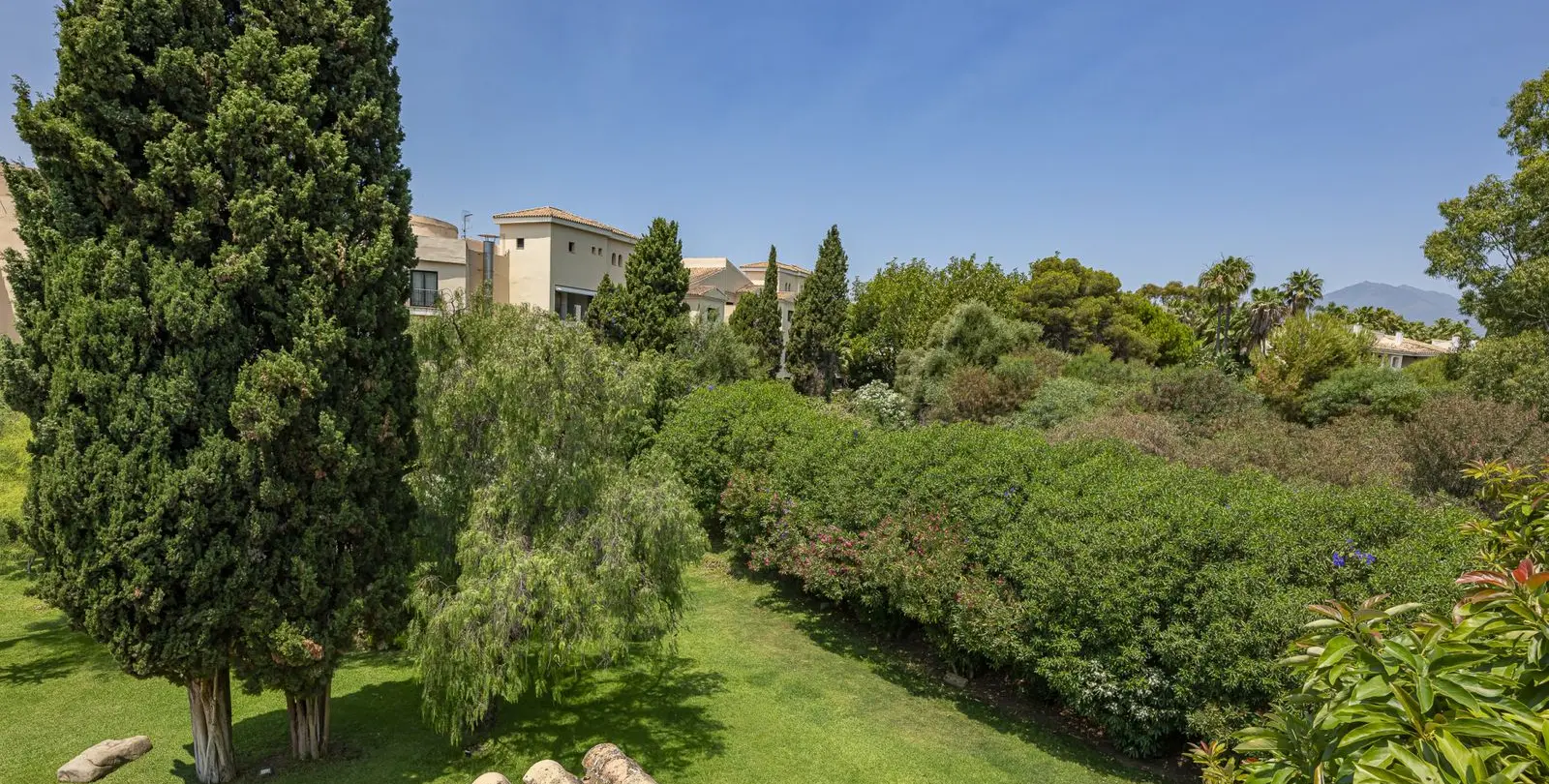 Sale of penthouse duplex in Puerto Banús 30
