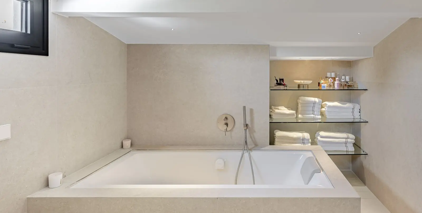 Sale of penthouse duplex in Puerto Banús 52
