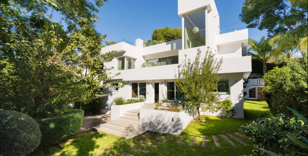 Sale of detached villa in Nueva Andalucía 30