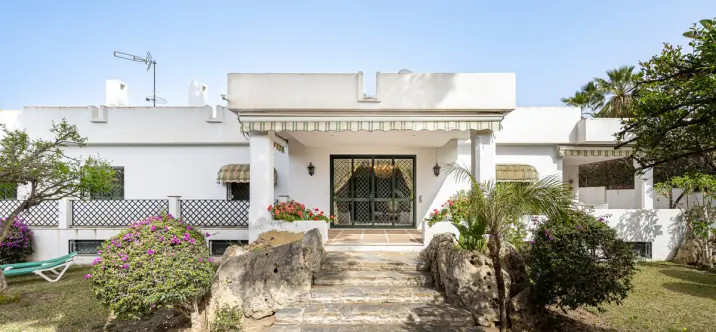 Sale of detached villa in Nagüeles 0