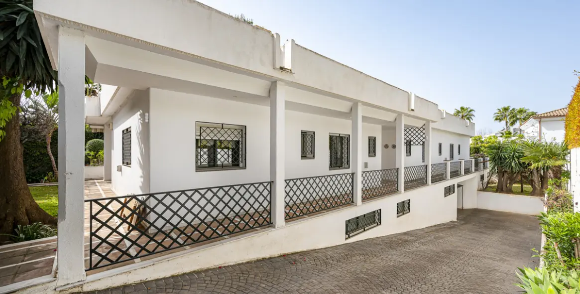 Sale of detached villa in Nagüeles 24