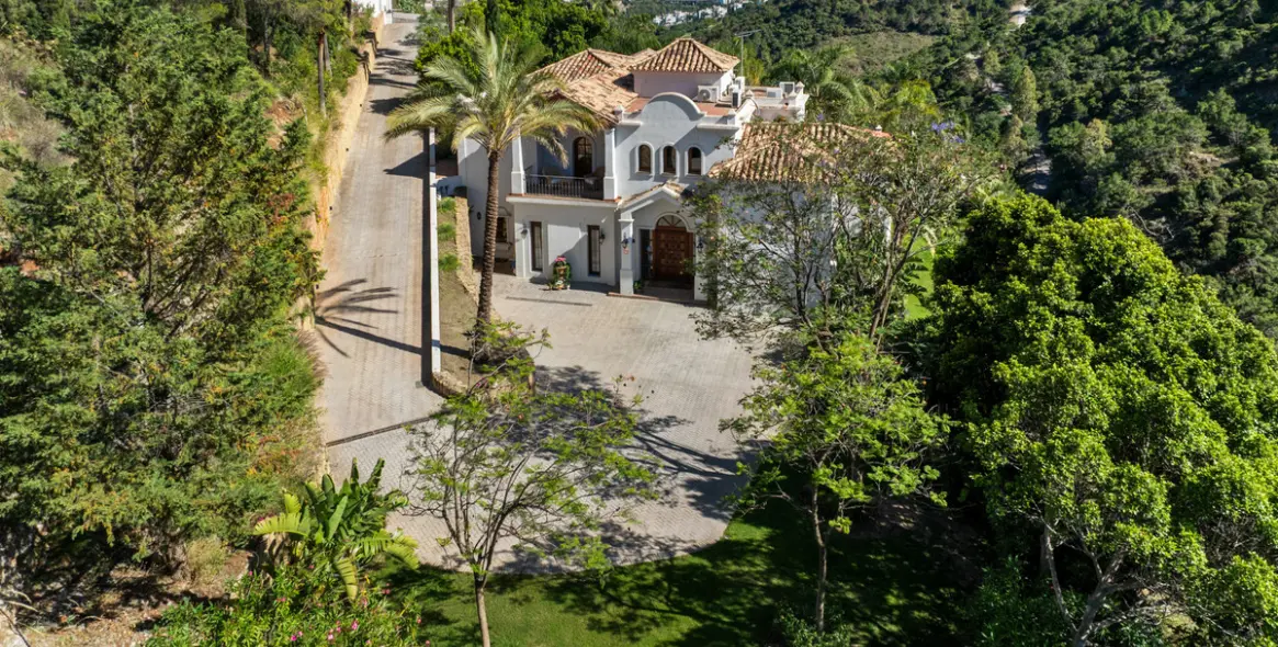 Sale of detached villa in El Madroñal 45