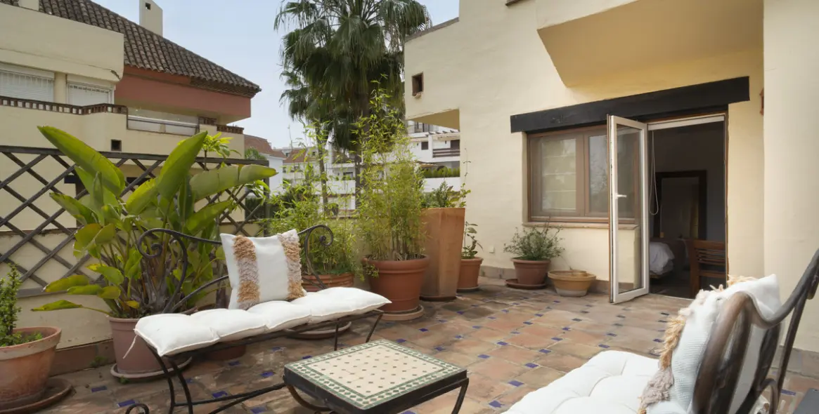 Short-term rent of middle floor apartment in The Golden Mile 5