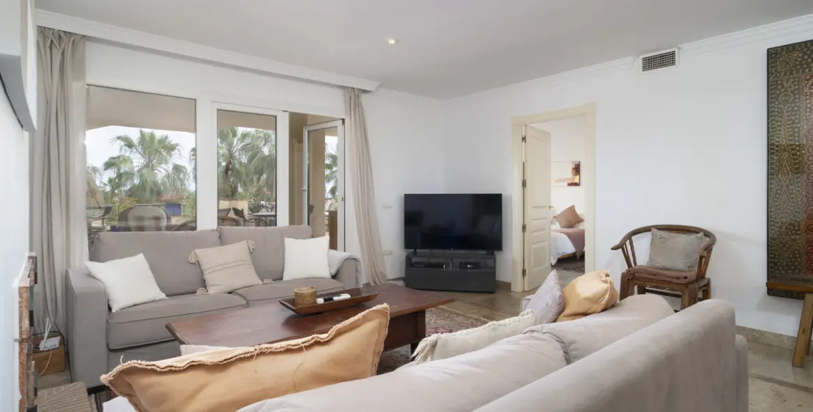 Short-term rent of middle floor apartment in The Golden Mile 13