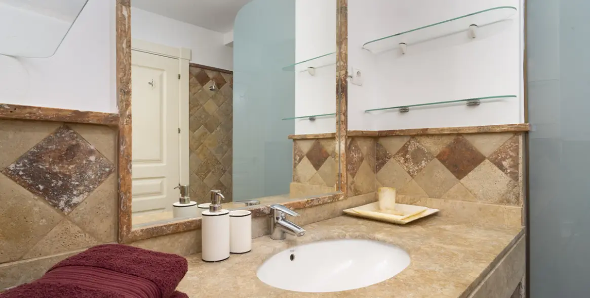 Short-term rent of middle floor apartment in The Golden Mile 19