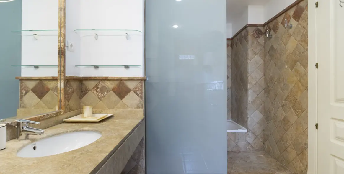Short-term rent of middle floor apartment in The Golden Mile 20