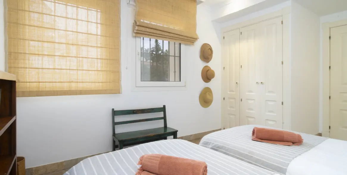 Short-term rent of middle floor apartment in The Golden Mile 22