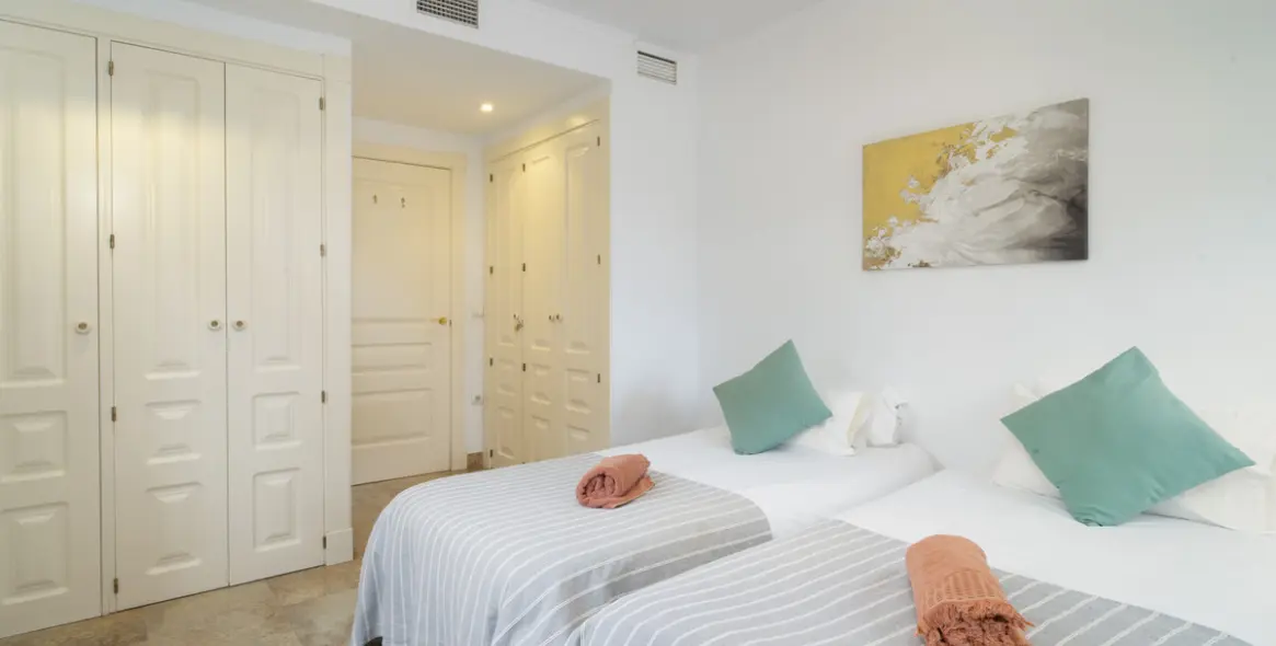 Short-term rent of middle floor apartment in The Golden Mile 23