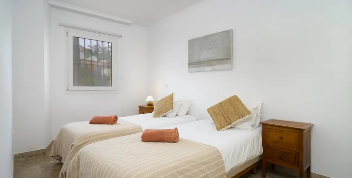 Short-term rent of middle floor apartment in The Golden Mile 31