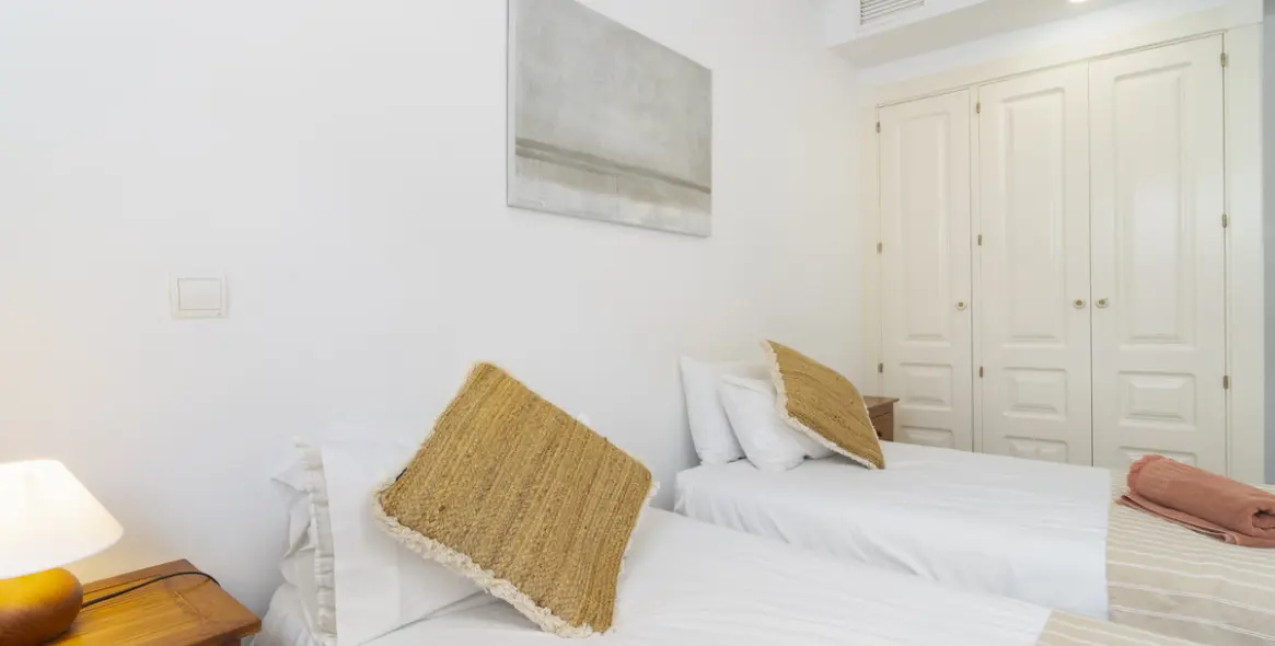 Short-term rent of middle floor apartment in The Golden Mile 32