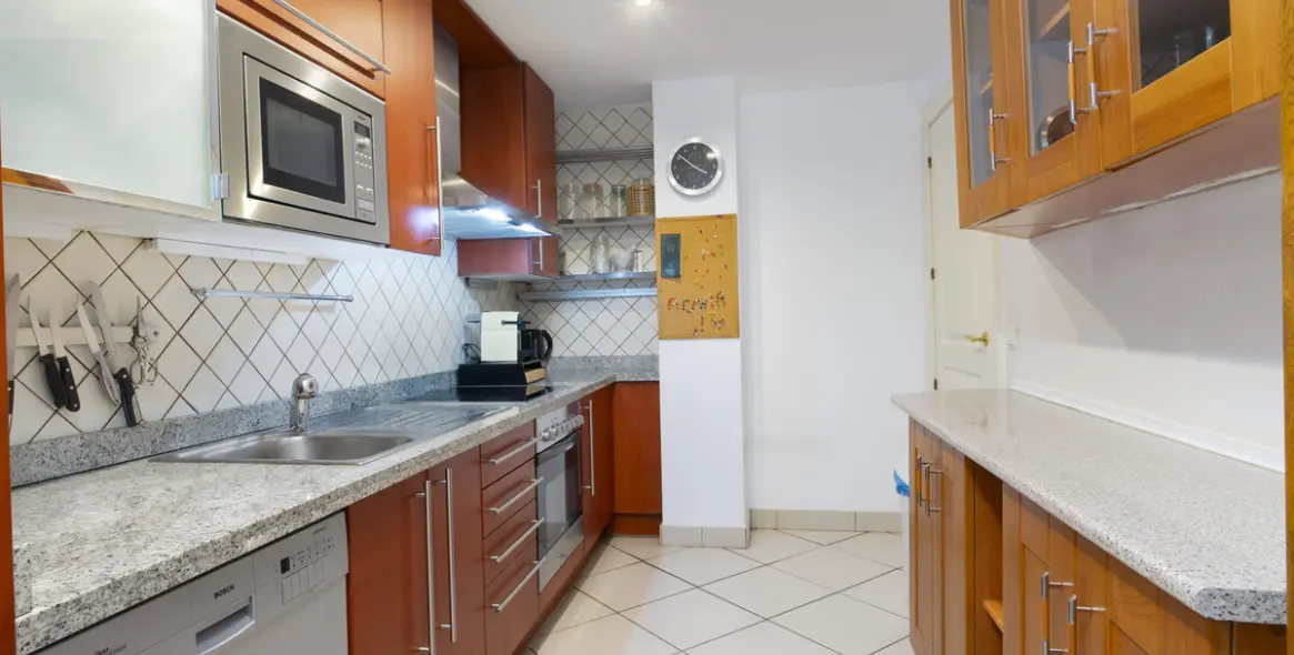 Short-term rent of middle floor apartment in The Golden Mile 35