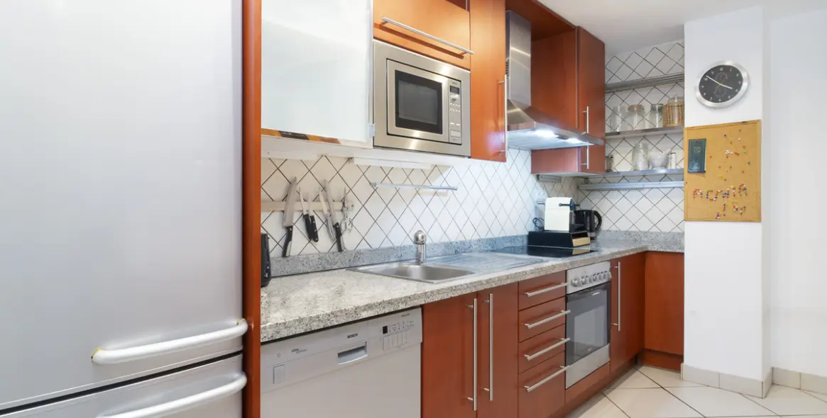 Short-term rent of middle floor apartment in The Golden Mile 37