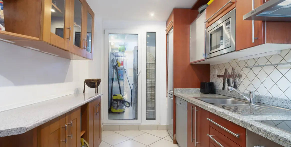 Short-term rent of middle floor apartment in The Golden Mile 38