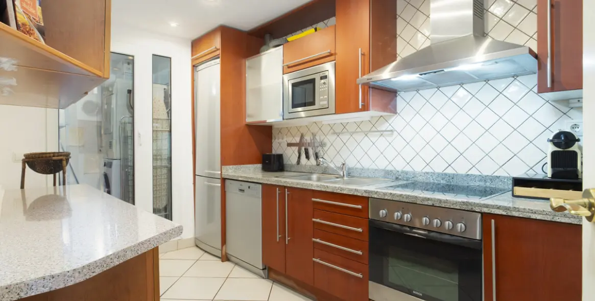 Short-term rent of middle floor apartment in The Golden Mile 41