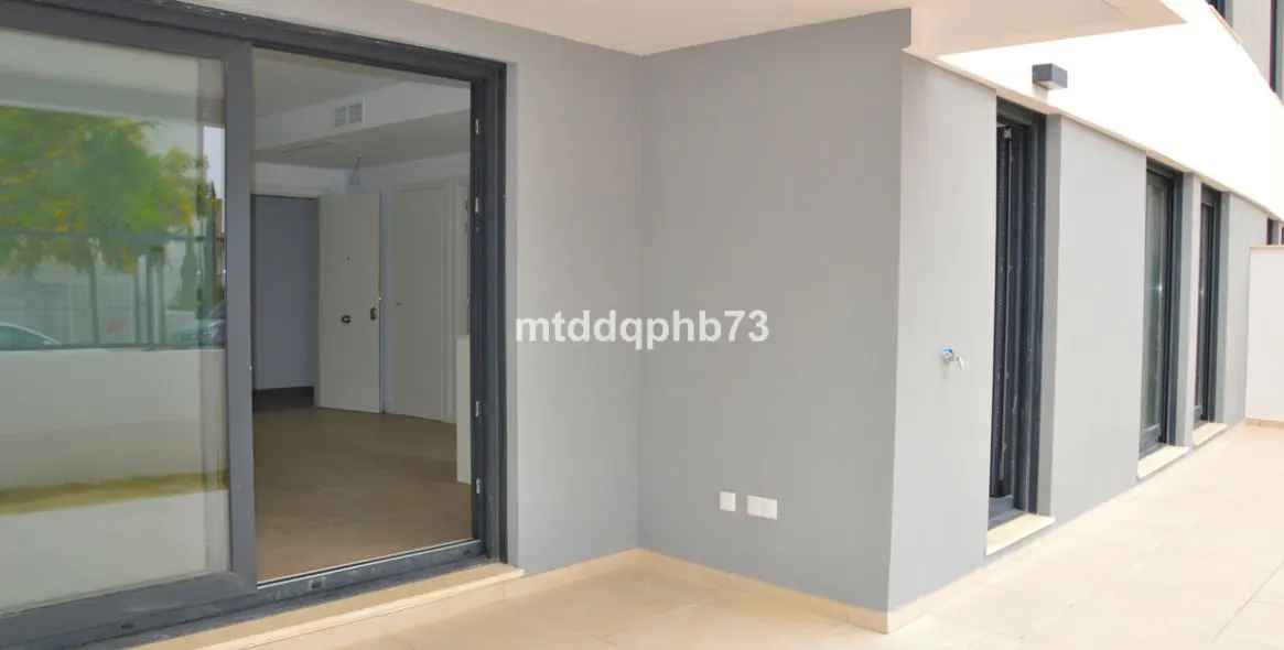 Sale of ground floor apartment in Estepona 1